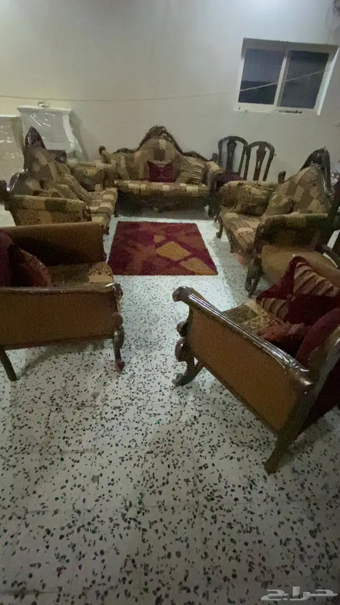 كنب نظيييف خالي من الكسور يحتاج تنجيد للي بينجده 0