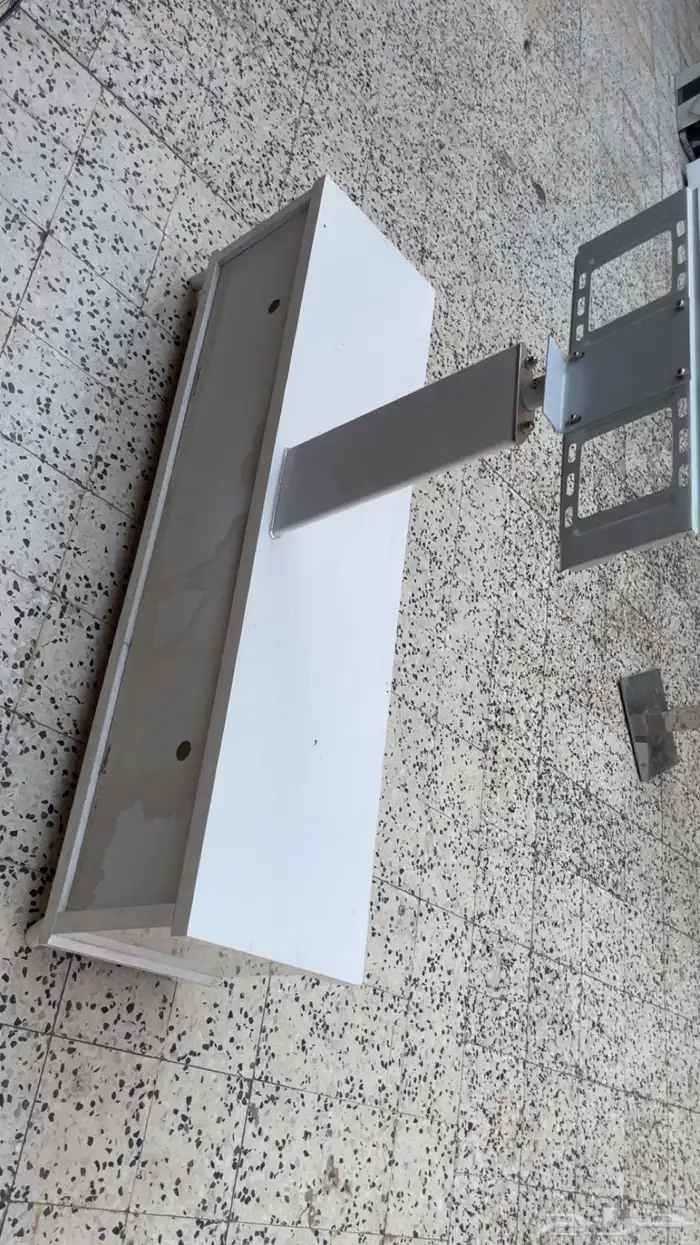 طاولة و ستاند شاشة 2