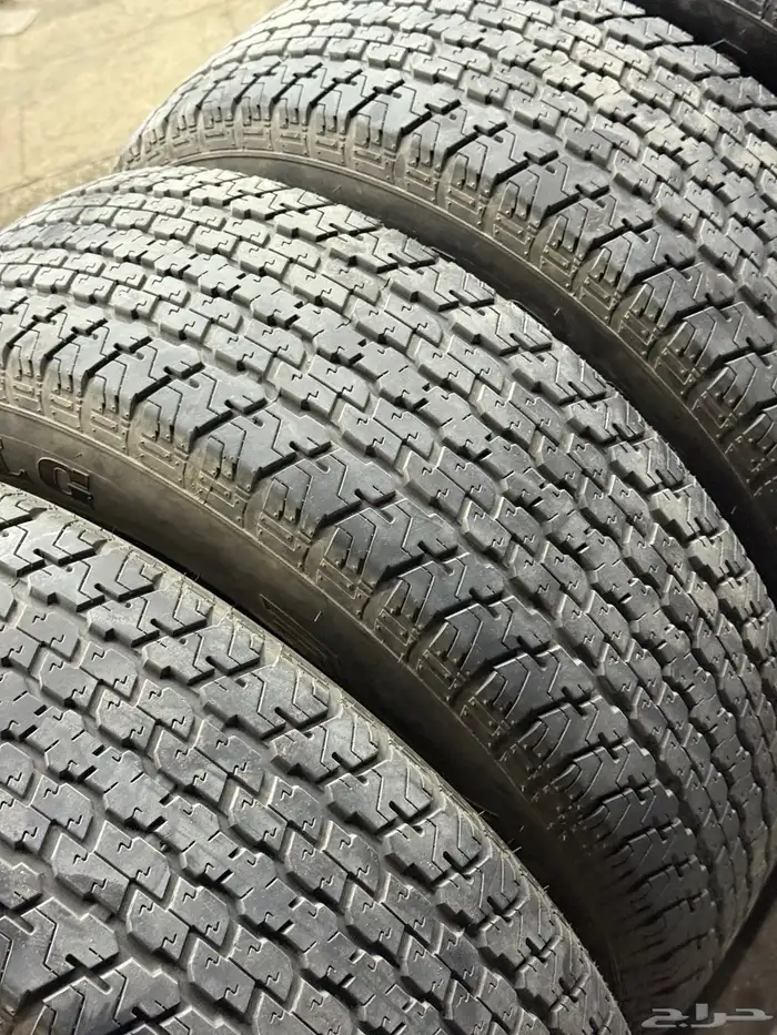 أربع كفرات دعسة برجستون شبه الجديد مقاس 16-70-275 16