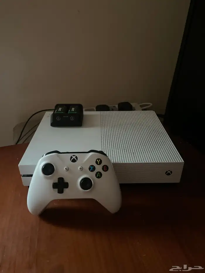 Xbox One s مع اغراضه و 7 العاب مدفوعه 0