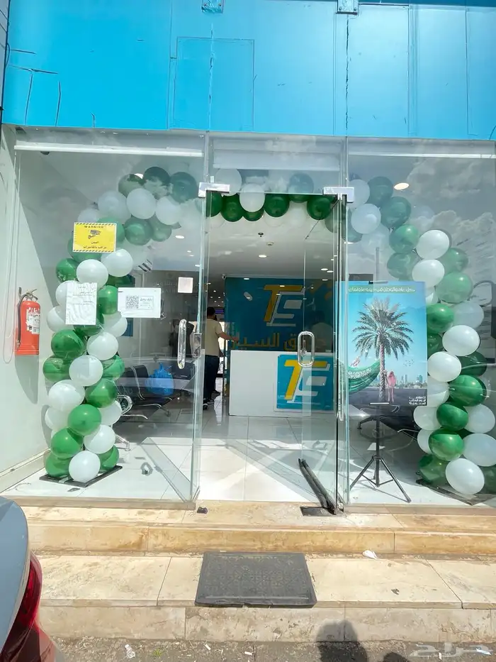 قوس بالونات معى استاندات يوم الوطني الطريق السيار 9