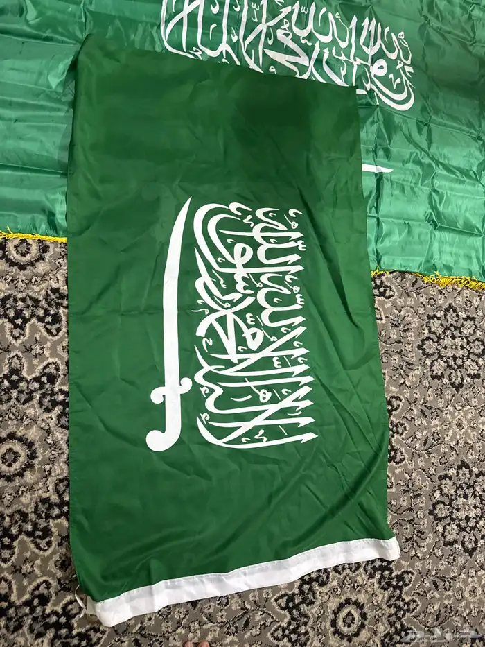 للبيع 3 اعلام 2 بعصى وواحد كبوت 2