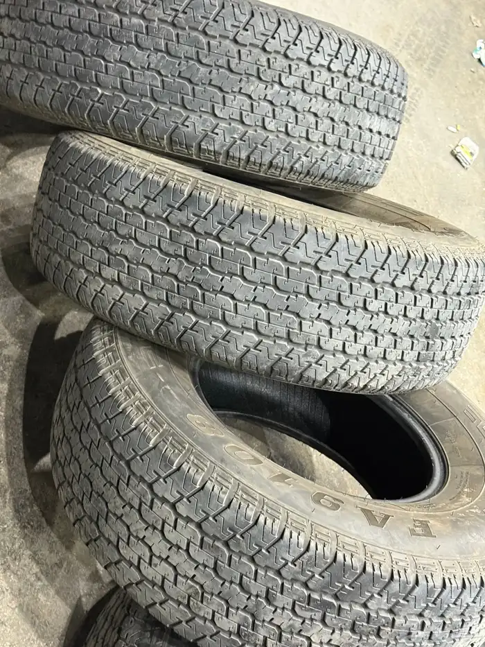 أربع كفرات دعسة برجستون شبه الجديد مقاس 16-70-275 22