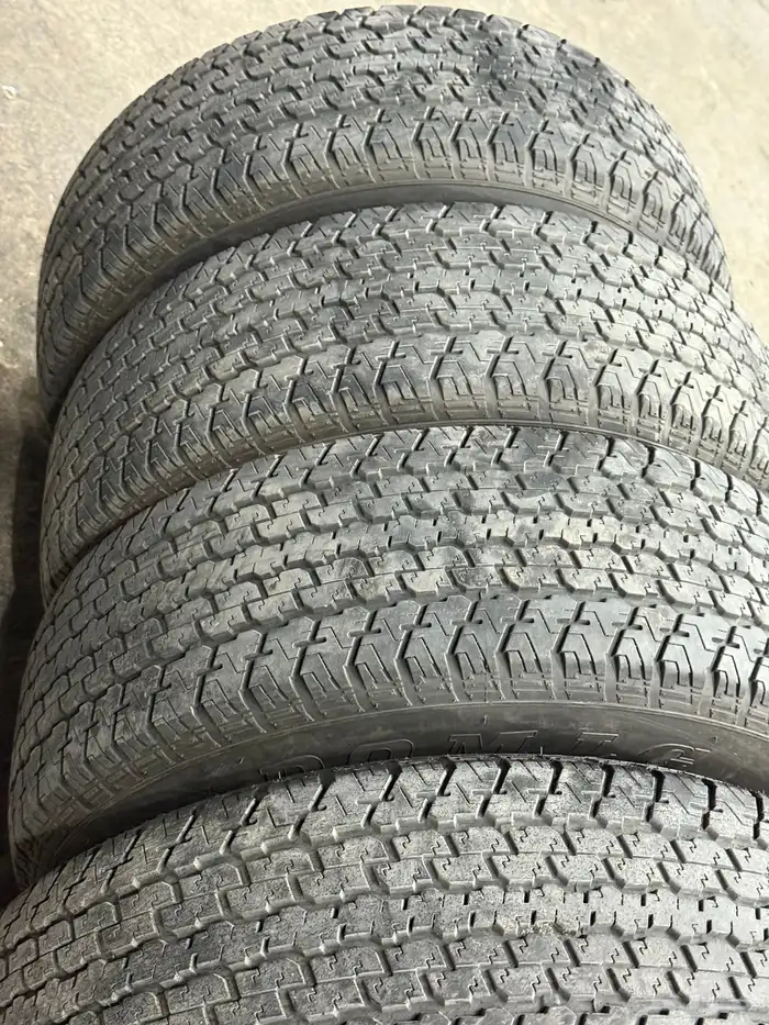 أربع كفرات دعسة برجستون شبه الجديد مقاس 16-70-275 13