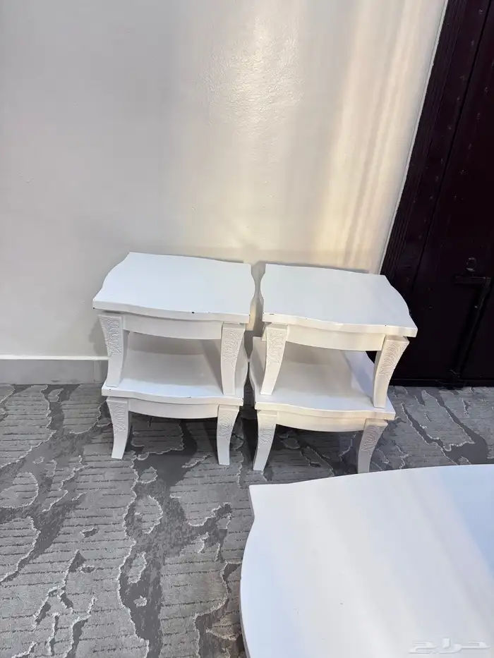 طاوله ارضيه مع 4 خدمات 2
