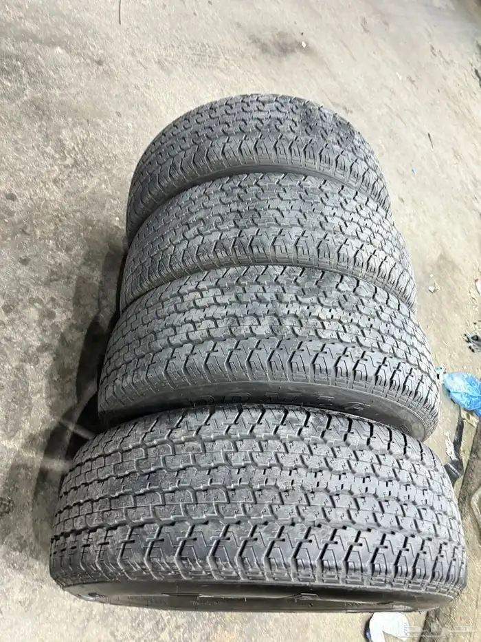 أربع كفرات دعسة برجستون شبه الجديد مقاس 16-70-275 12