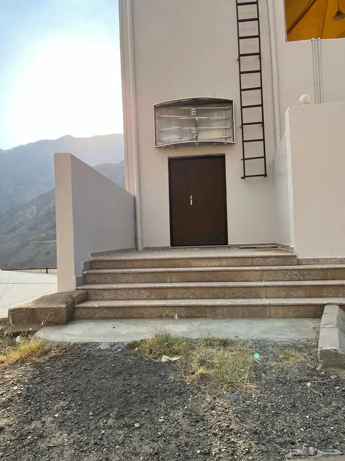 فرصه استثماريه مطعم في موقع ممتاز للإيجار 2