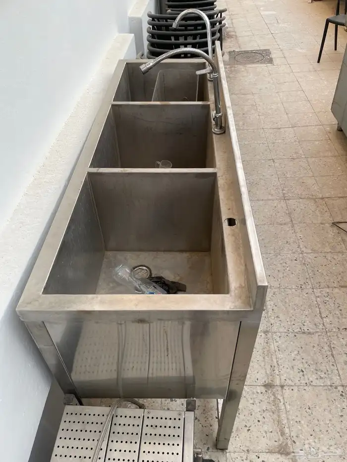طاولات وأحواض ستيل وشواية شاورما وأفران 2