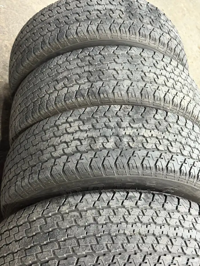 أربع كفرات دعسة برجستون شبه الجديد مقاس 16-70-275 11