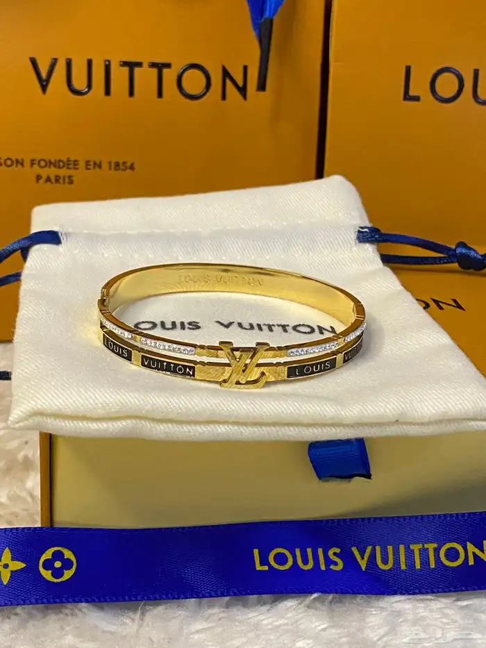 سلاسل واساور لويس فيتون مع الملحقات كواليتي 32