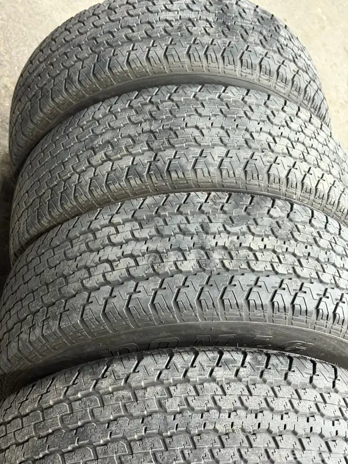 أربع كفرات دعسة برجستون شبه الجديد مقاس 16-70-275 9