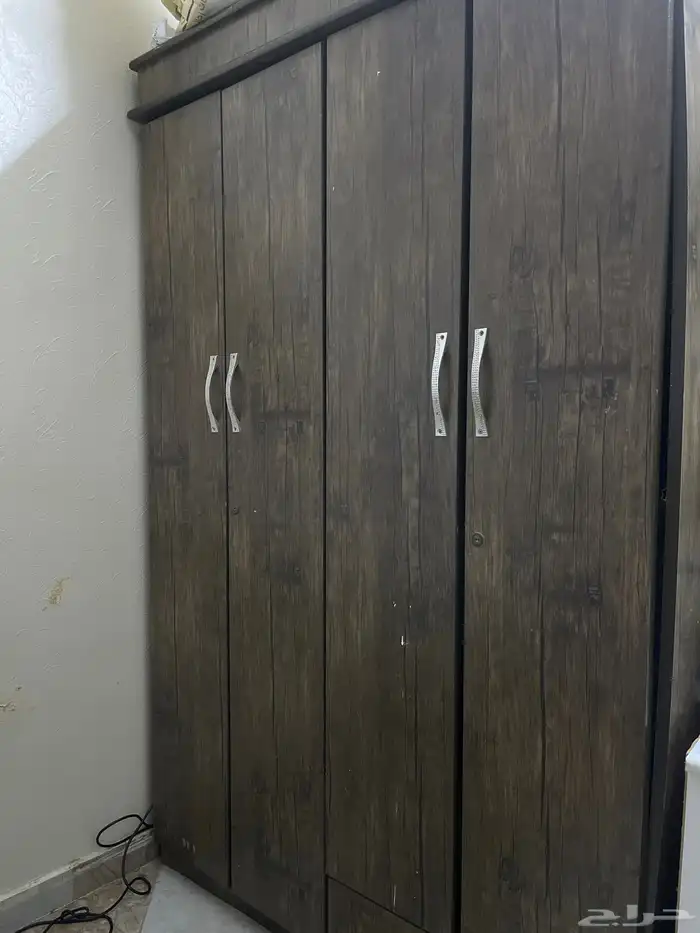 دولاب ملابس نظيف وجديد 0