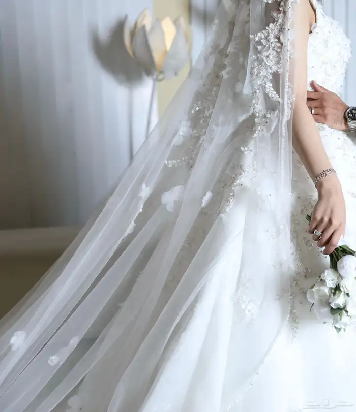 فستان عروس فخم وذيل وطرحه طويله 4