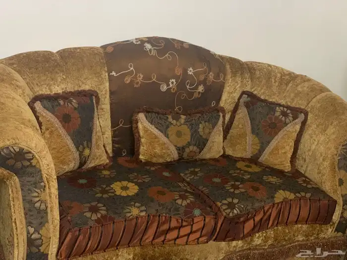 طقم كنب مع الطاولة استعمال 6 اشهر 2