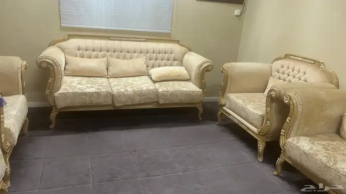 للبيع كنب وطني فاخر بحالة ممتازة 0