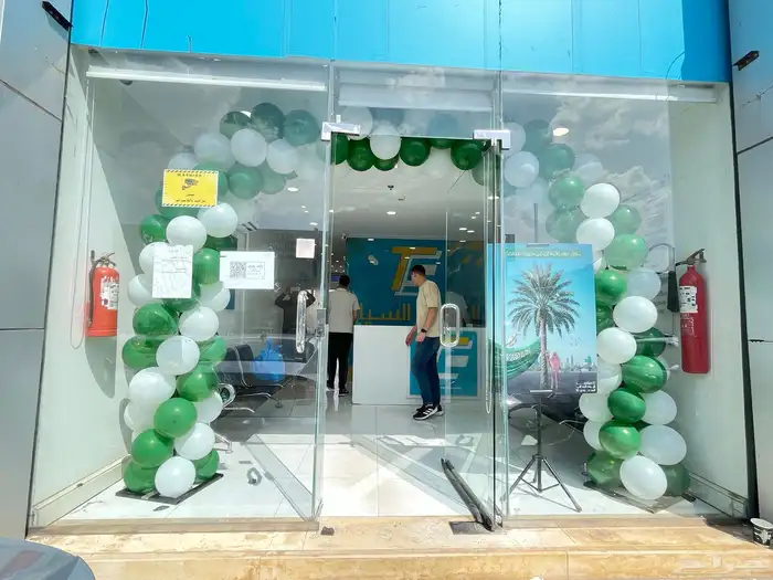 قوس بالونات معى استاندات يوم الوطني الطريق السيار 10