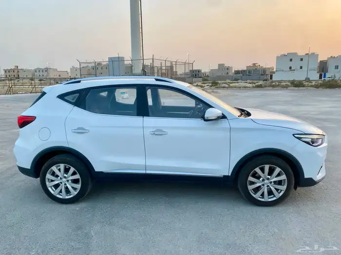 MG ZS5 4
