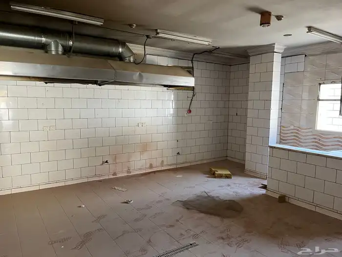 فرصه استثماريه مطعم في موقع ممتاز للإيجار 30