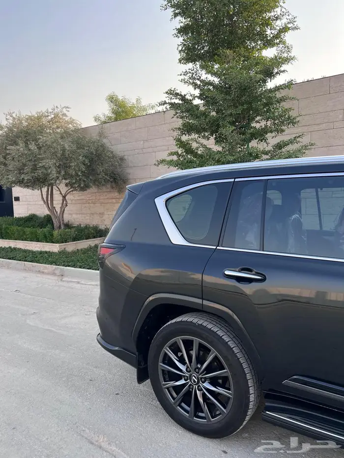 لكزس اف سبورت اسود 2025 19