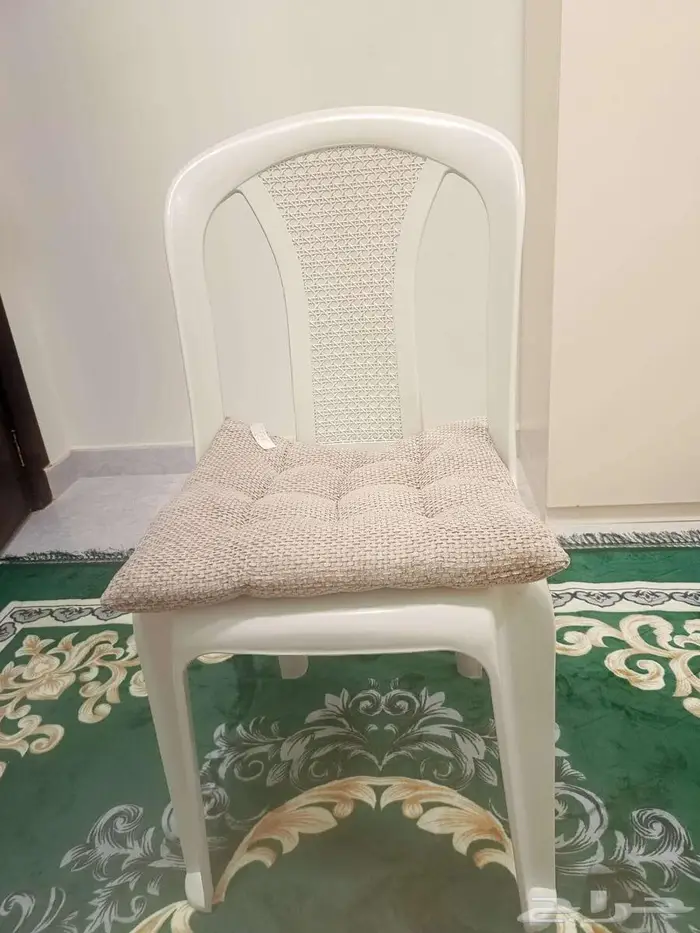 طاولة مع كراسي 1