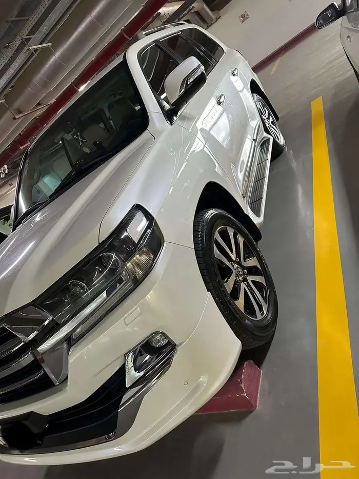 Land Cruiser 2019 Automatic  146000 KM  Grand Touring  V8 1