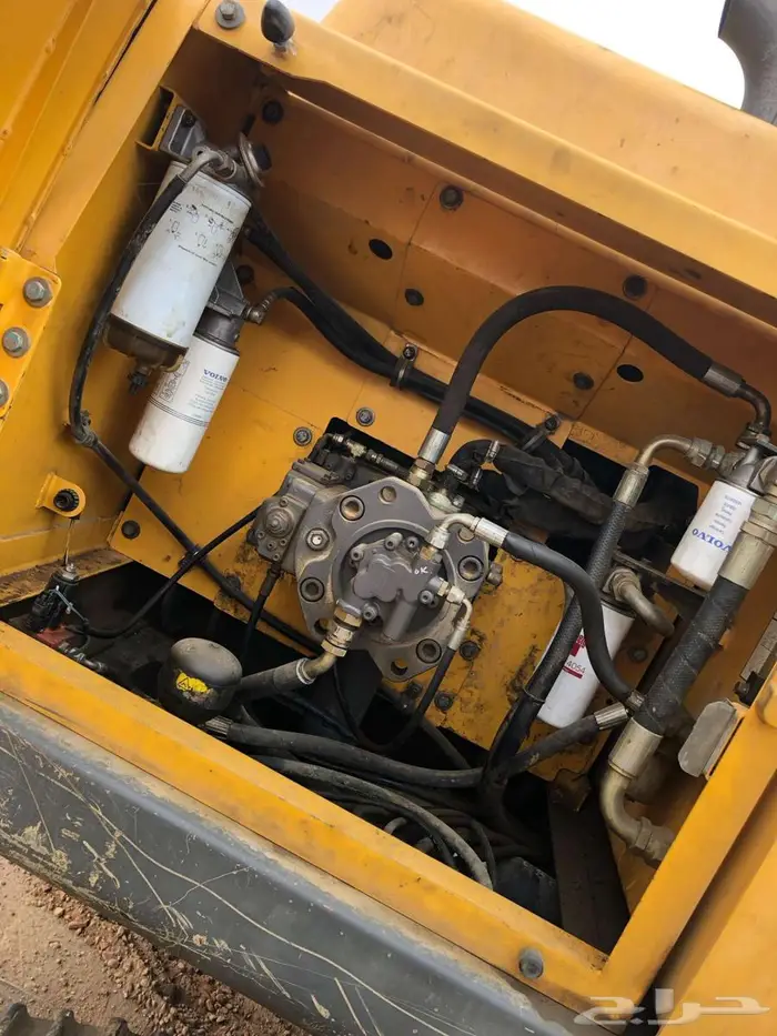 تم البيع بوكلين فولفو 210 موديل 2011 معرض رواد المعدات 6