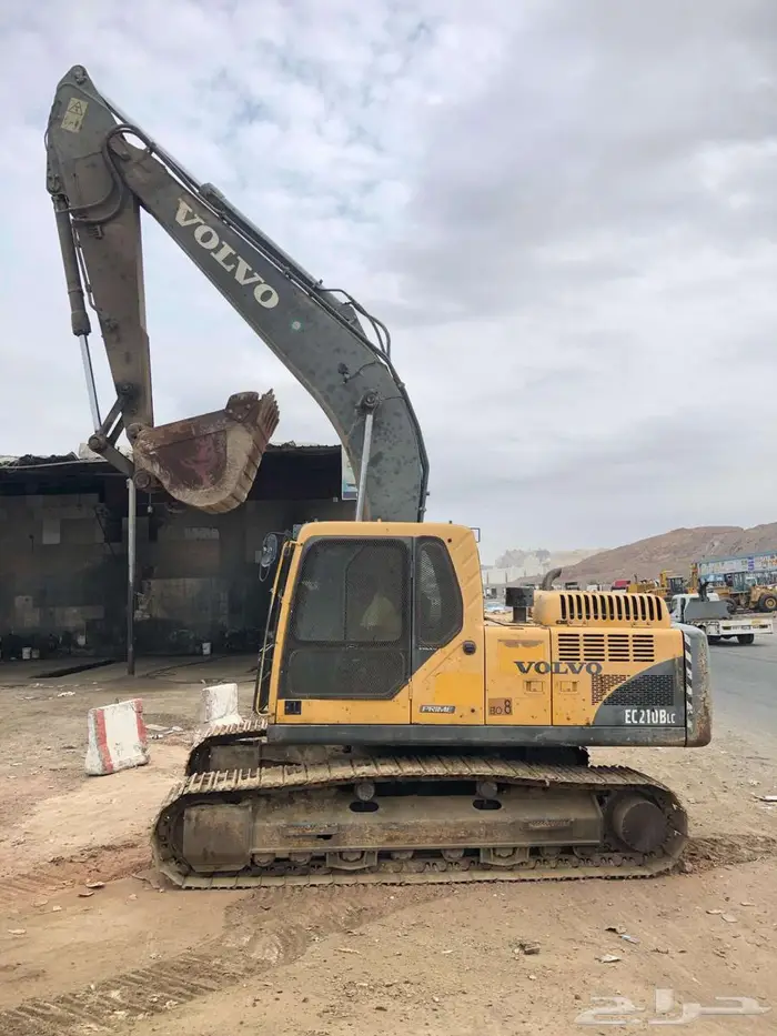 تم البيع بوكلين فولفو 210 موديل 2011 معرض رواد المعدات 1