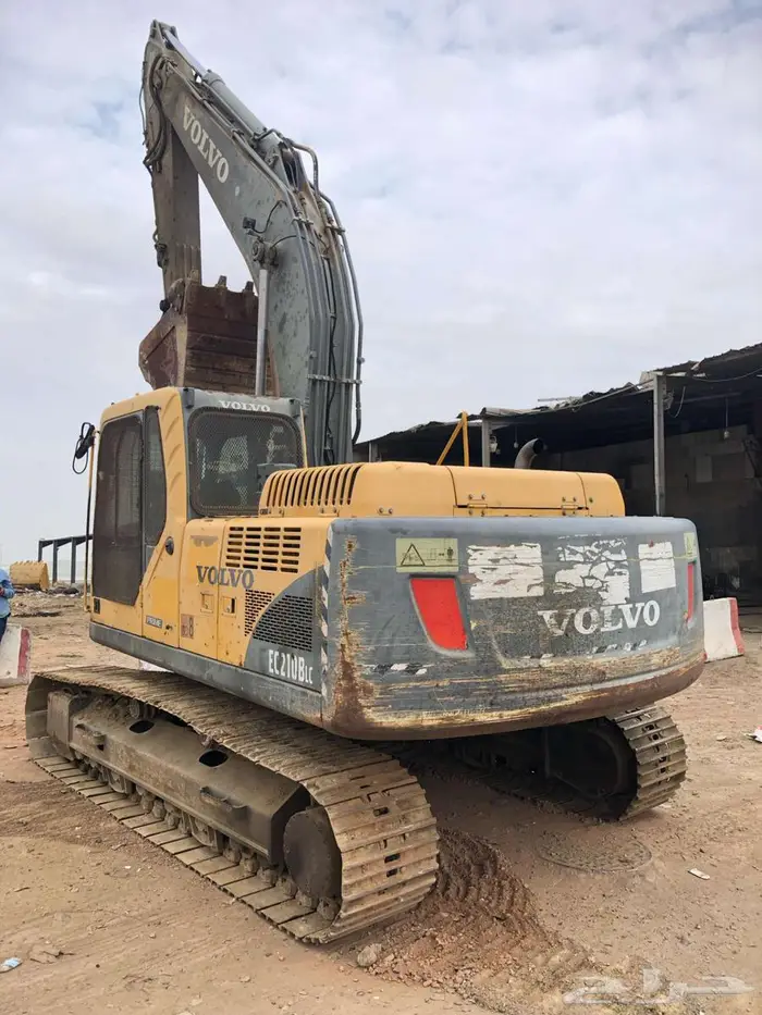 تم البيع بوكلين فولفو 210 موديل 2011 معرض رواد المعدات 3