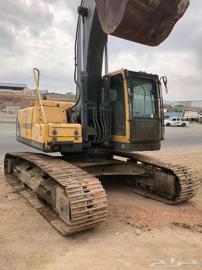 تم البيع بوكلين فولفو 210 موديل 2011 معرض رواد المعدات 4