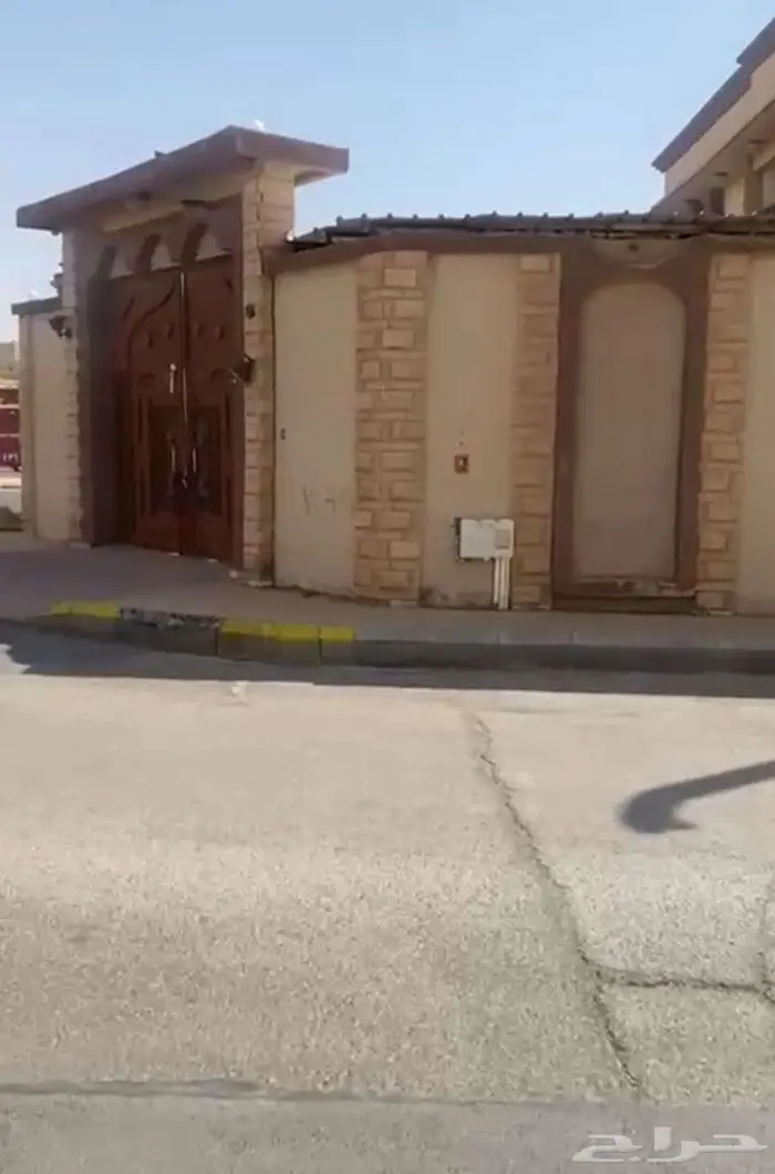 فيلا قديمة للبيع بعنيزة حي الفاخرية 1074 متر 3