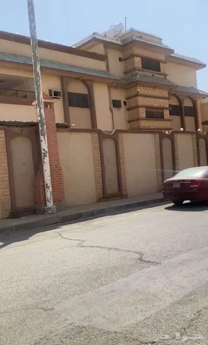فيلا قديمة للبيع بعنيزة حي الفاخرية 1074 متر 2