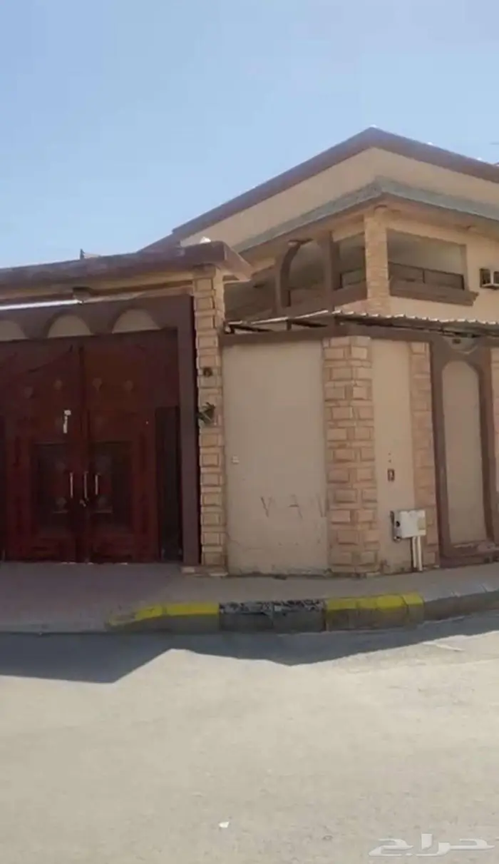 فيلا قديمة للبيع بعنيزة حي الفاخرية 1074 متر 0