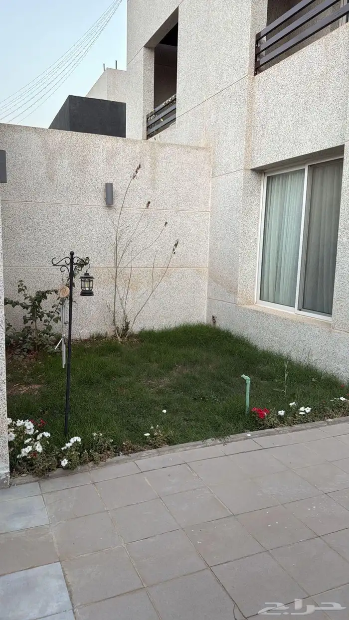 فيلا للبيع في حي المونسيه بمساحة 240 28
