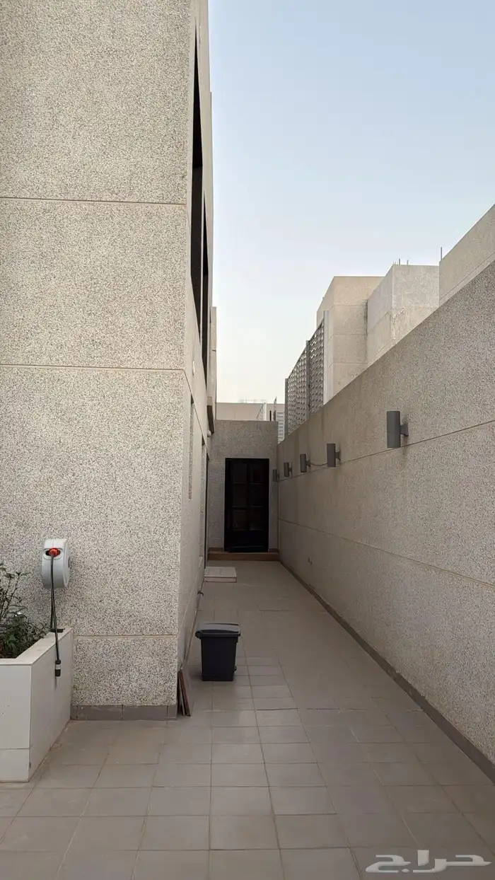 فيلا للبيع في حي المونسيه بمساحة 240 29