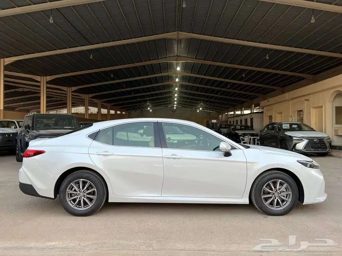 تويوتا كامري E ستاندر بنزين 2025 سعودي 2