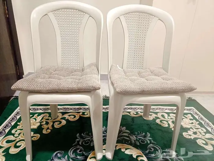 طاولة مع كراسي 2