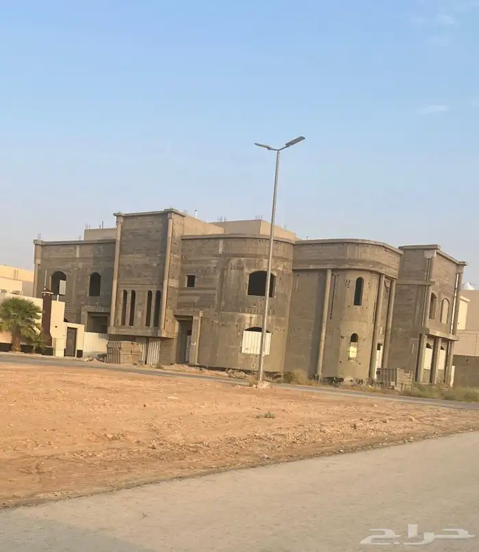 للبيع فيلا قائمه عظم مع شقتين عنيزه حي الملك فهد 0
