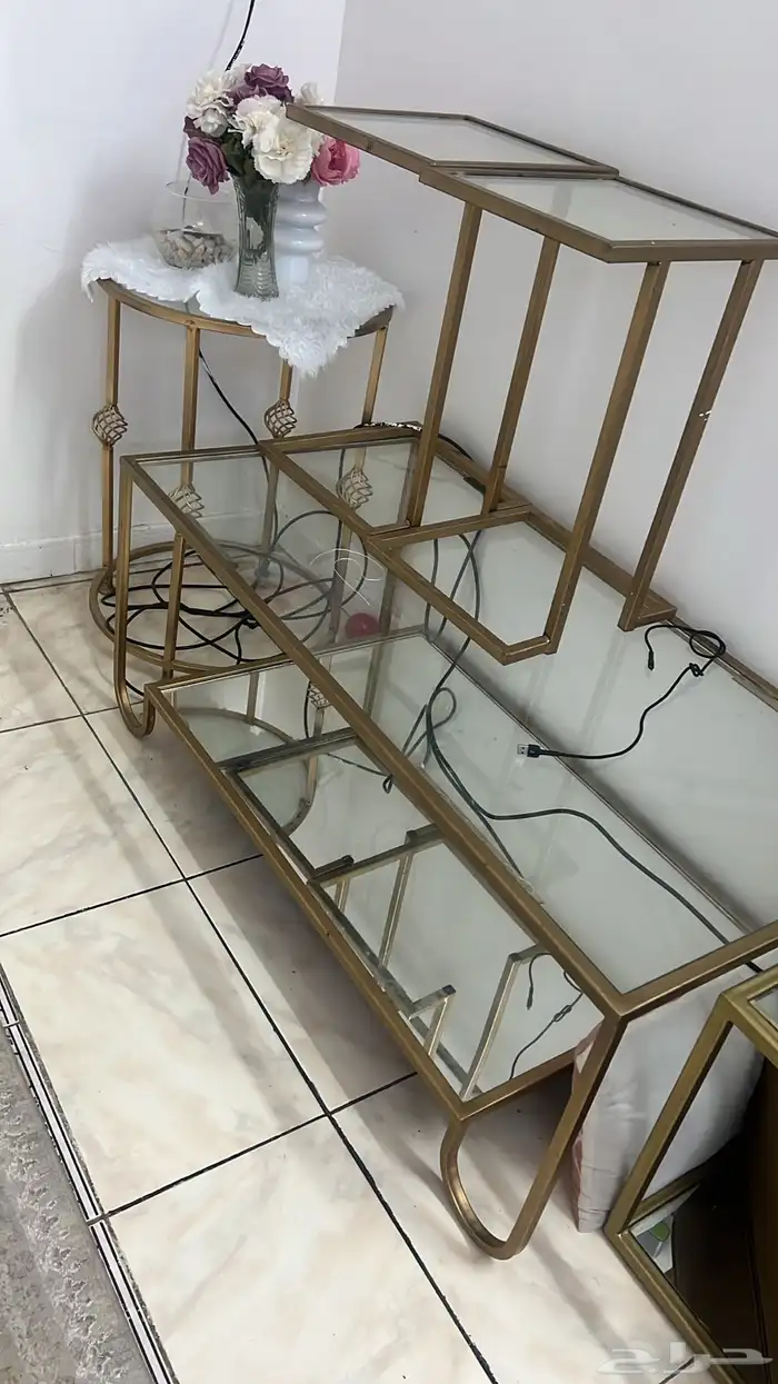 طاوله كبيره مع 4 خدمه وطاولتين ركنيه زجاج 0