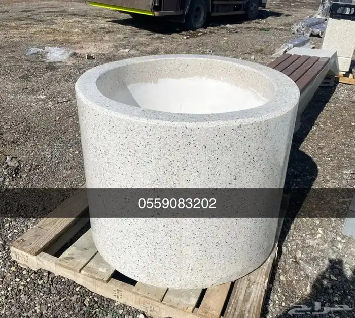 كراسي خرسانية إحواض زهور حاويات نفايات طاولات مصدات تجميلية 43