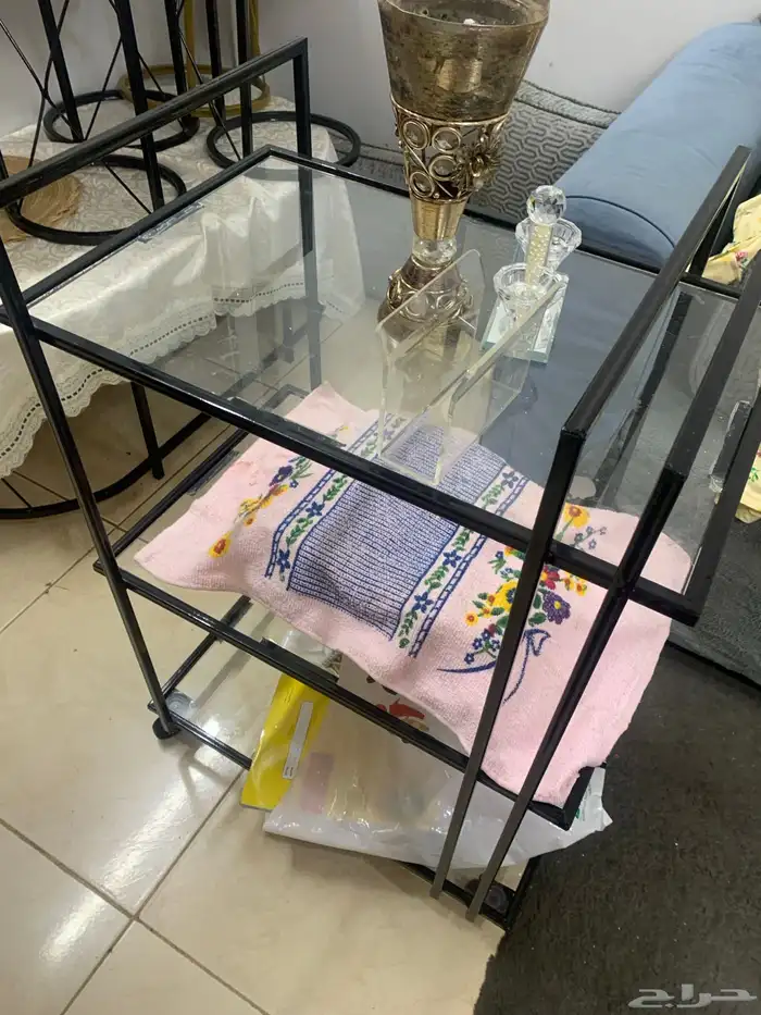 طاولة تقديم وفيه كفرات 0