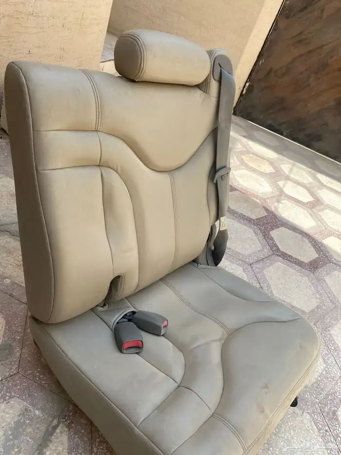 مرتبه سياره GM يوكن وكاله نظيفه جدا خاليه من الشقوق والتمزق 3