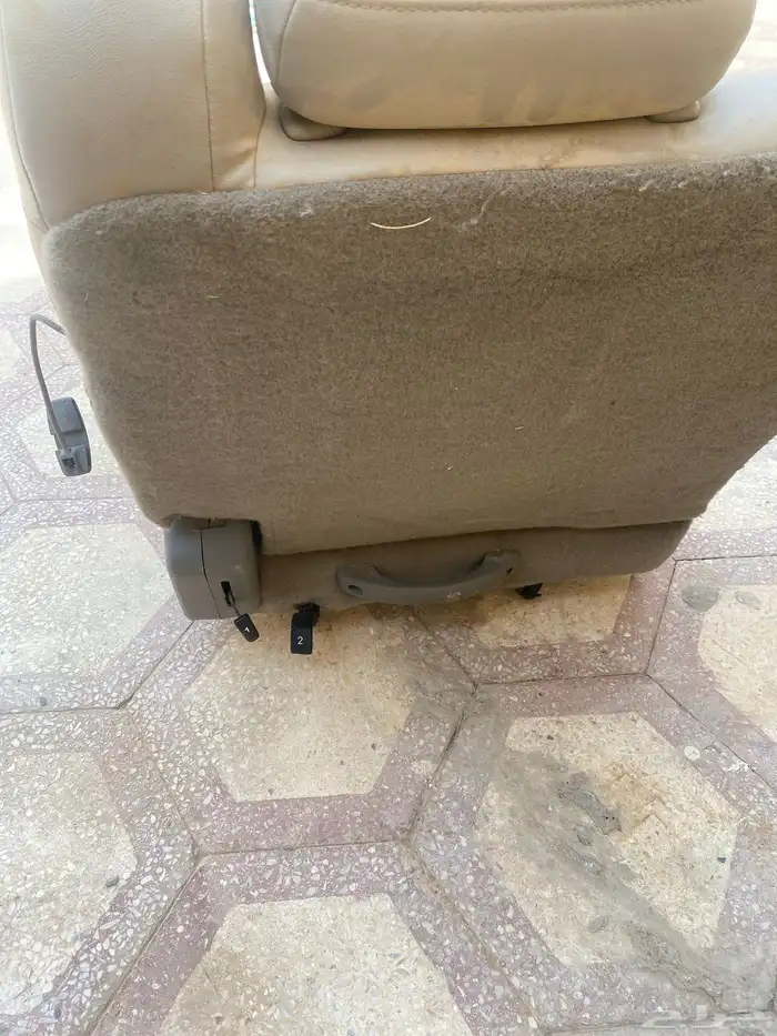 مرتبه سياره GM يوكن وكاله نظيفه جدا خاليه من الشقوق والتمزق 2