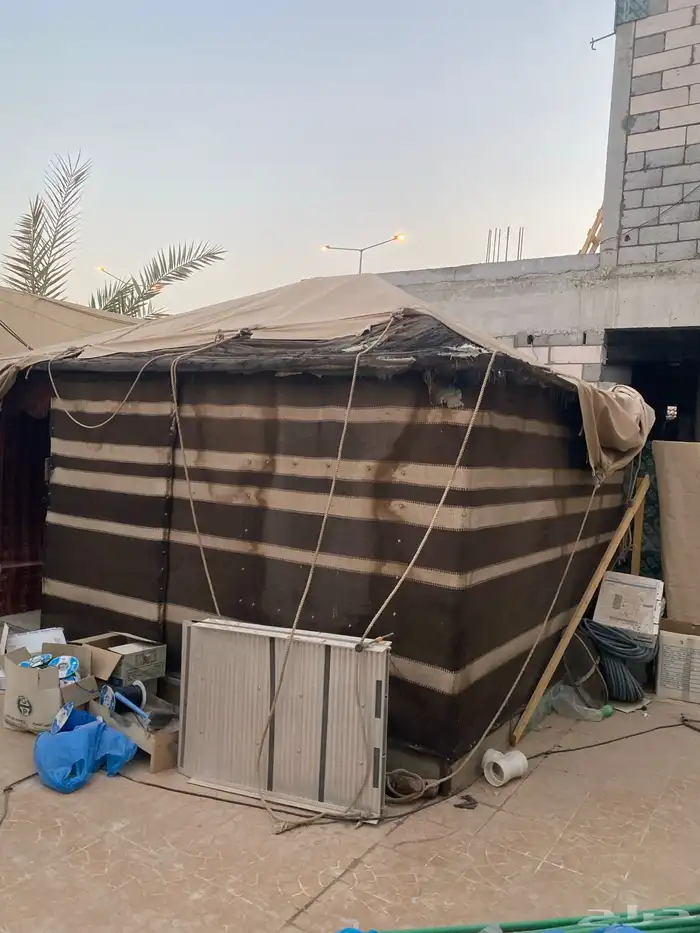 خيمة بهيكل حديدي الي يبي يشيل الخيمة وياخذ الحديد مجانا 0