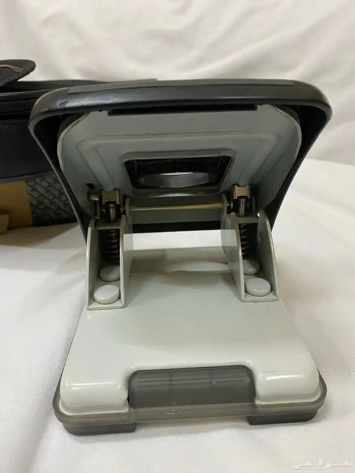 فرامة أوراق   خرامة   مستخدمة وتعمل بشكل جيد 1