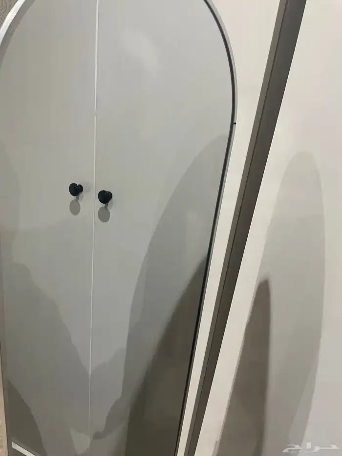 مرايه لها استاند تتوقف طولها 145 وعرضها 37 0