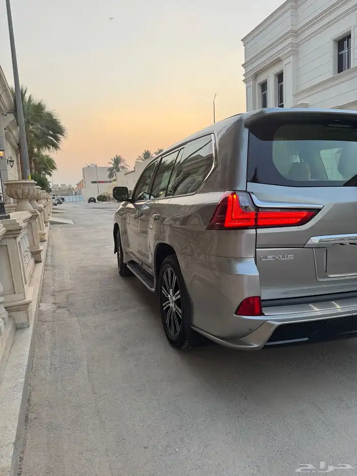 جيب لكزس LX570 نادر من النوادر (مخزن عداد قليل جدا ) 6