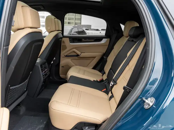 2024 Porsche Cayenne Coupe - almost new 11