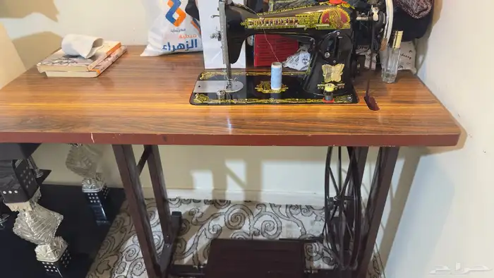 ماكينة خياطة الفراشة مع طاولتها 0