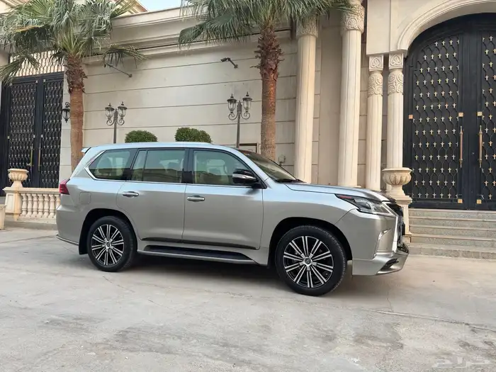 جيب لكزس LX570 نادر من النوادر (مخزن عداد قليل جدا ) 3