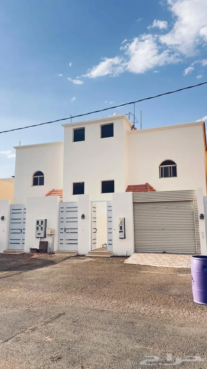 للبيع عماره اربع شقق سكنيه في حي اللقيطه 0